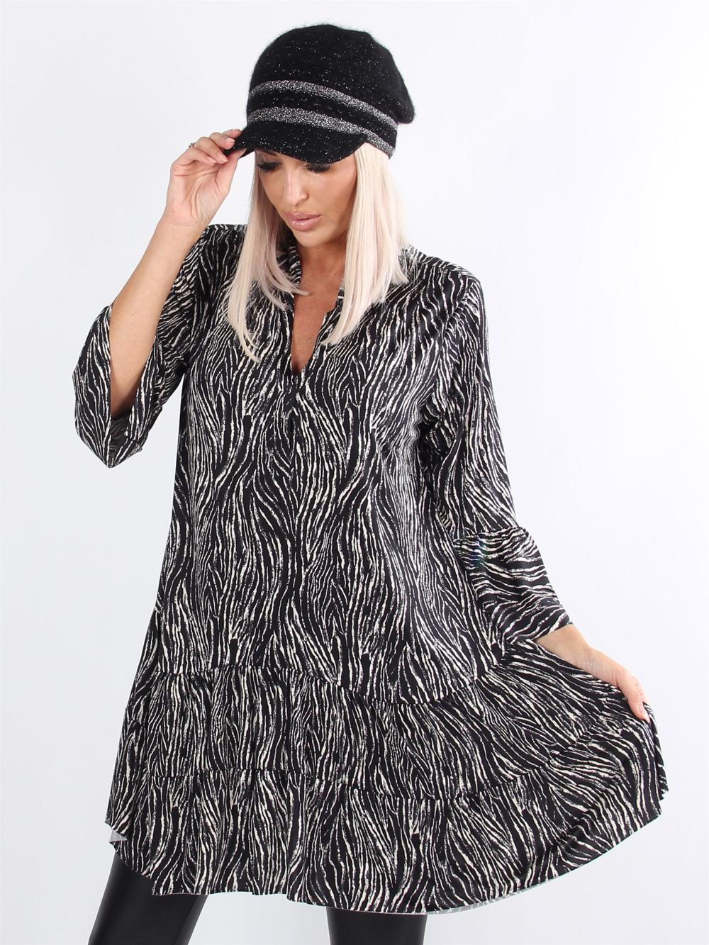 Pauline - Kjole med v-udskæring og lille flæseskørt